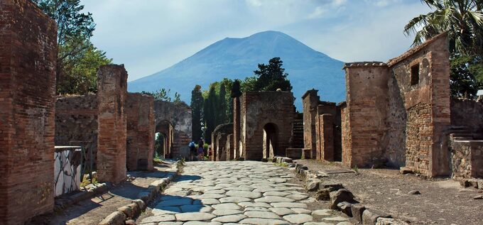 Pompeii-and-vesuvius-boat-tour-from-positano.jpg